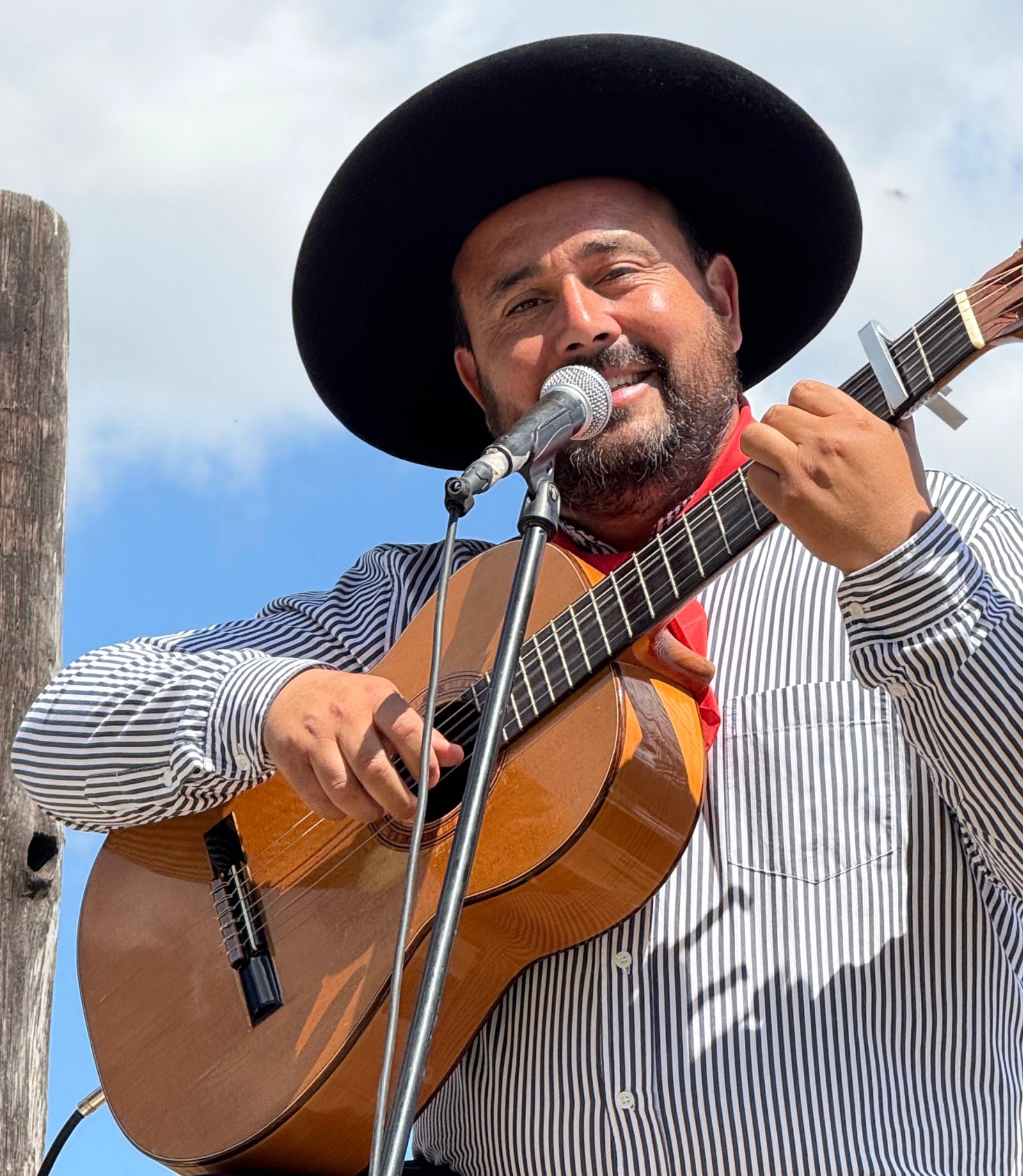 Germán Montes, El Cantor Criollo, cantando con su guitarra